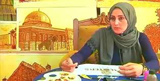 "فاطمة الغول" من حناء الأرض ترسم قضية وطن
